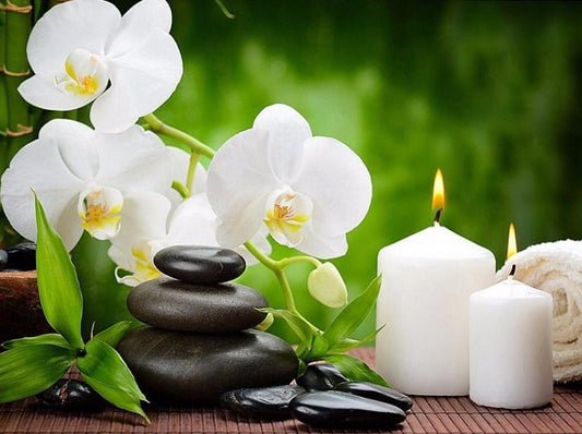 Schöne weiße Blumen und Kerzen - Diamond Painting