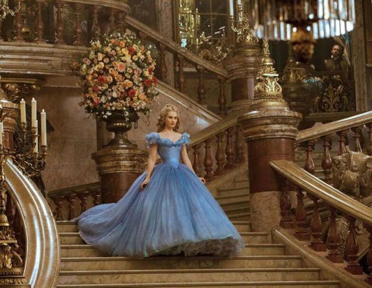 Atemberaubende Dame, die Treppen hinuntergeht - Diamond Painting