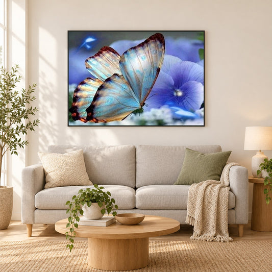 Blaue Orchideen und Schmetterling als gerahmtes Diamond Painting im Wohnzimmer