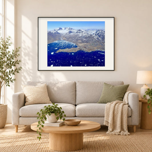 Blaues Wasser als gerahmtes Diamond Painting im Wohnzimmer