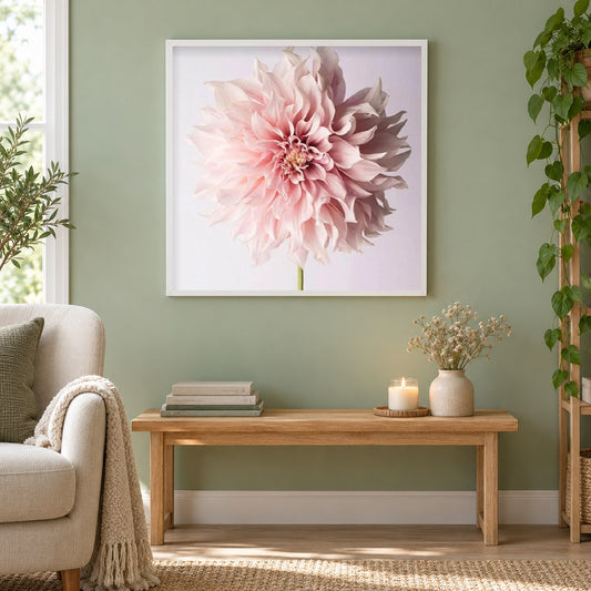 Dahlienblüte als gerahmtes Diamond Painting im Wohnzimmer
