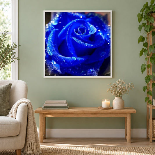Diamantblaue Rose als gerahmtes Diamond Painting im Wohnzimmer