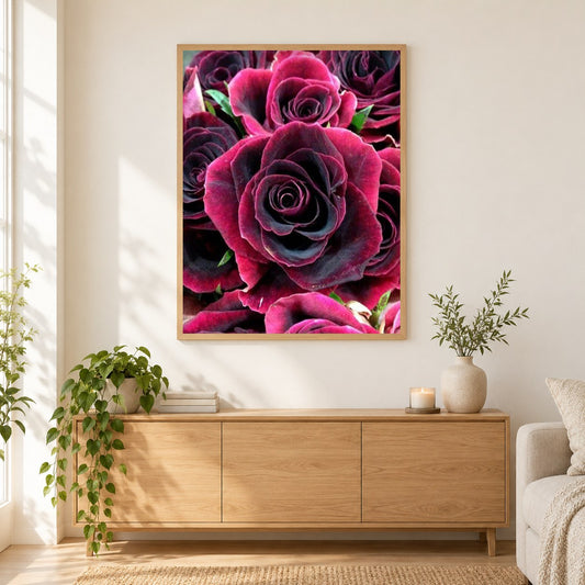 Dunkelrote Rosen als gerahmtes Diamond Painting im Wohnzimmer