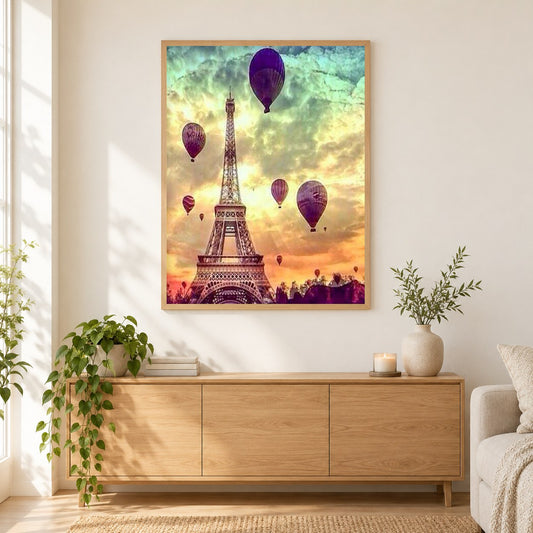 Eiffelturm & Heißluftballons als gerahmtes Diamond Painting im Wohnzimmer