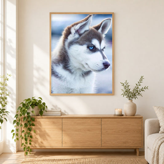 Entzückender Husky mit blauen Augen als gerahmtes Diamond Painting im Wohnzimmer