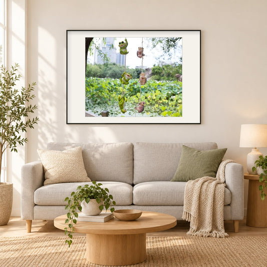 Frösche und Schildkröten am Seil als gerahmtes Diamond Painting im Wohnzimmer