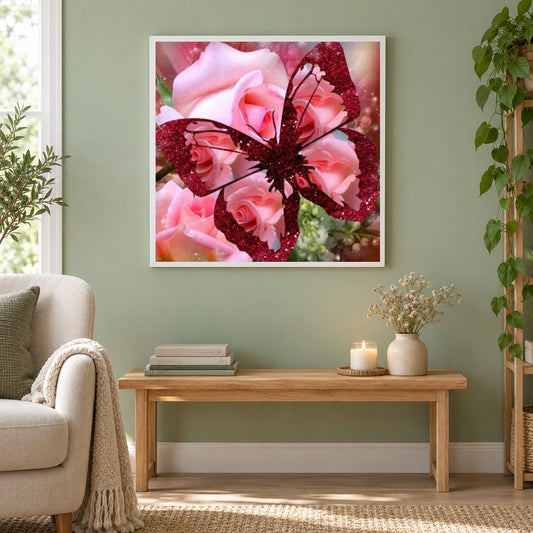 Glitzernder transparenter Schmetterling als gerahmtes Diamond Painting im Wohnzimmer