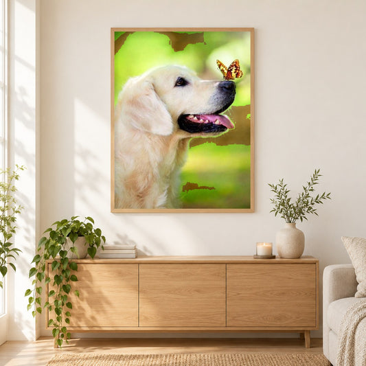 Hund mit Schmetterling auf der Nase als gerahmtes Diamond Painting im Wohnzimmer