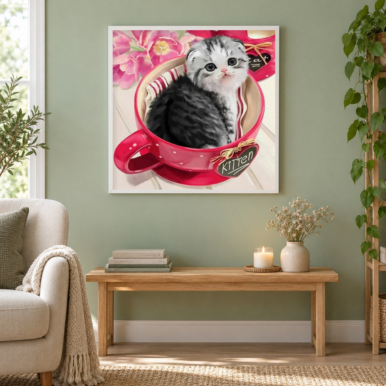 Kätzchen, das in der Teetasse sitzt als gerahmtes Diamond Painting im Wohnzimmer