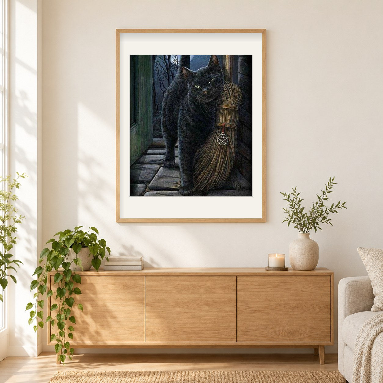 Katze mit Besen als gerahmtes Diamond Painting im Wohnzimmer