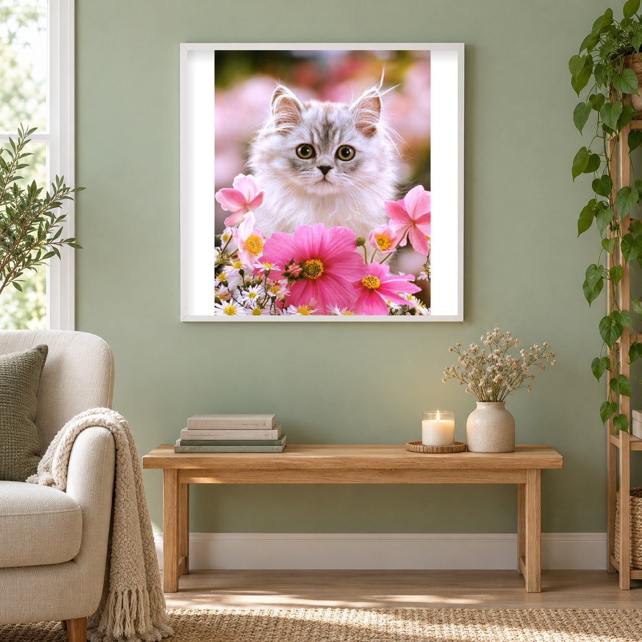Katze sitzt in Blumen als gerahmtes Diamond Painting im Wohnzimmer