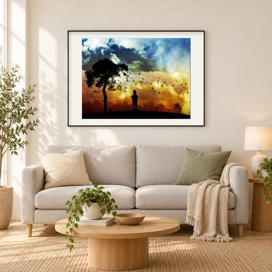 Kleines Kind, das fliegende Vögel beobachtet als gerahmtes Diamond Painting im Wohnzimmer