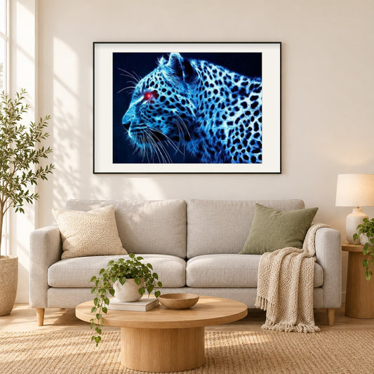 Leopard mit roten Augen als gerahmtes Diamond Painting im Wohnzimmer