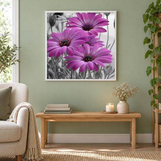 Lila Gerber Gänseblümchen als gerahmtes Diamond Painting im Wohnzimmer