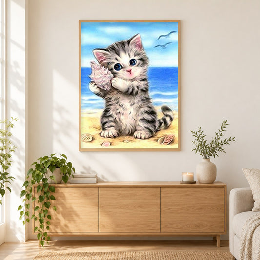 Malerei Kit für Katze am Strand als gerahmtes Diamond Painting im Wohnzimmer
