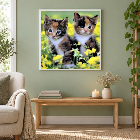 Niedliche Kalikokätzchen als gerahmtes Diamond Painting im Wohnzimmer