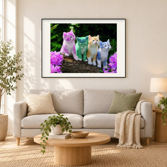 Regenbogenkätzchen als gerahmtes Diamond Painting im Wohnzimmer