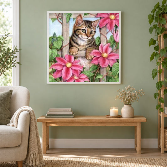 Rosa Blumen & Spionagekatze als gerahmtes Diamond Painting im Wohnzimmer