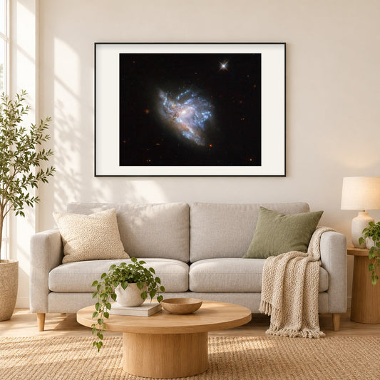 Schillernde kollidierende Galaxien als gerahmtes Diamond Painting im Wohnzimmer