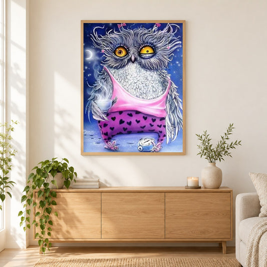 Schlaflose Cartoon-Eule als gerahmtes Diamond Painting im Wohnzimmer