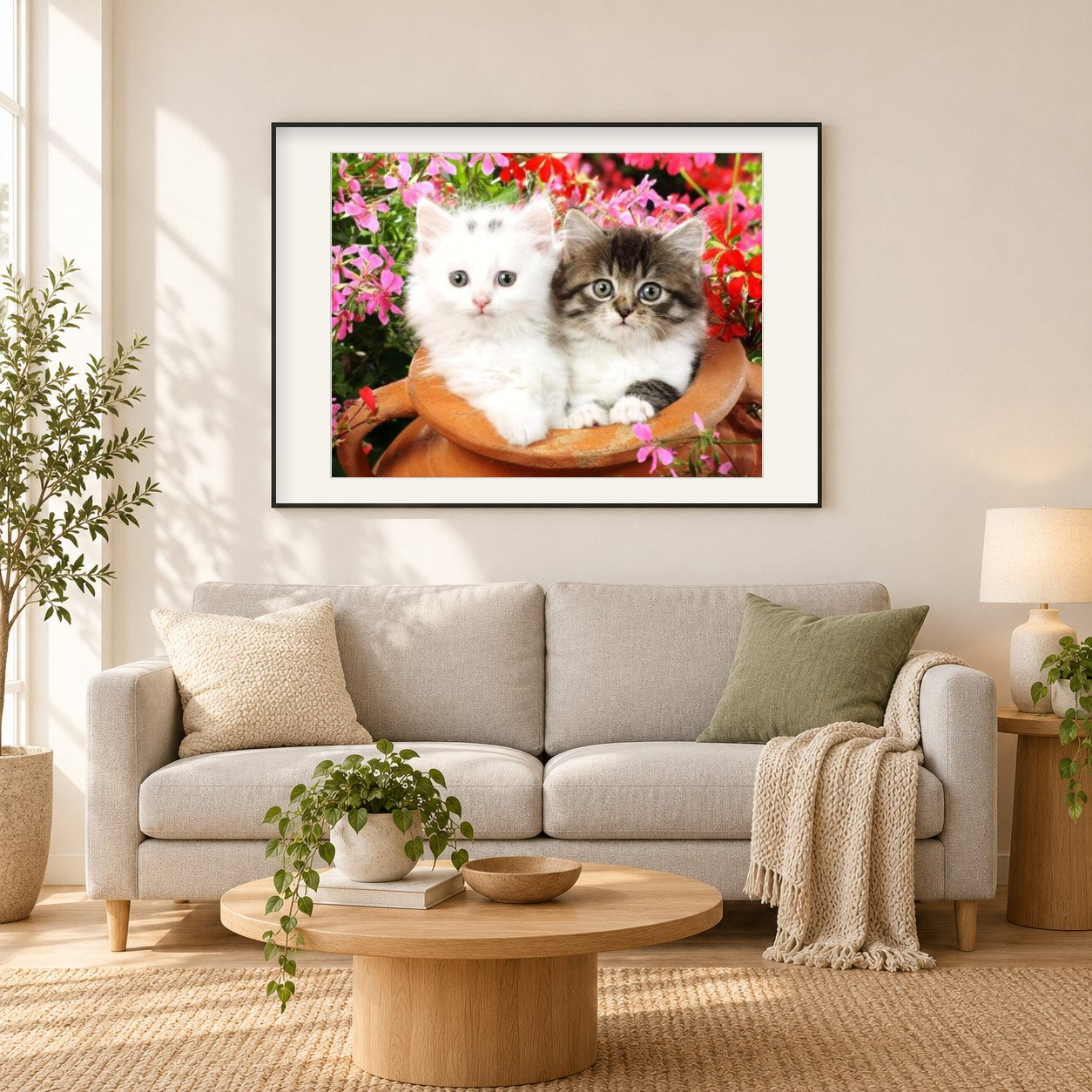 Schöne Kätzchen als gerahmtes Diamond Painting im Wohnzimmer