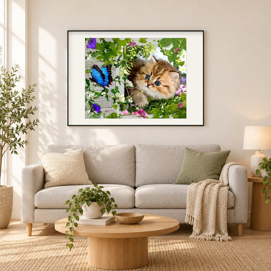 Schöne Katze und Schmetterling als gerahmtes Diamond Painting im Wohnzimmer