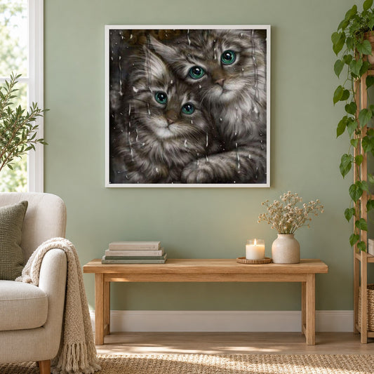 Schöne Katzen mit grünen Augen als gerahmtes Diamond Painting im Wohnzimmer