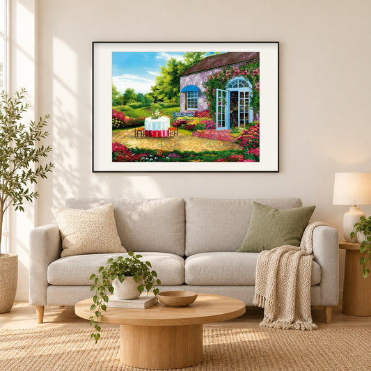 Schöner Hof voller Blumen als gerahmtes Diamond Painting im Wohnzimmer