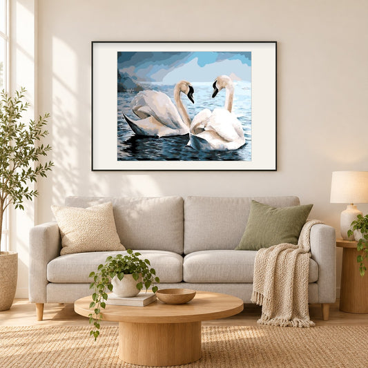 Schwäne paaren sich im Wasser als gerahmtes Diamond Painting im Wohnzimmer