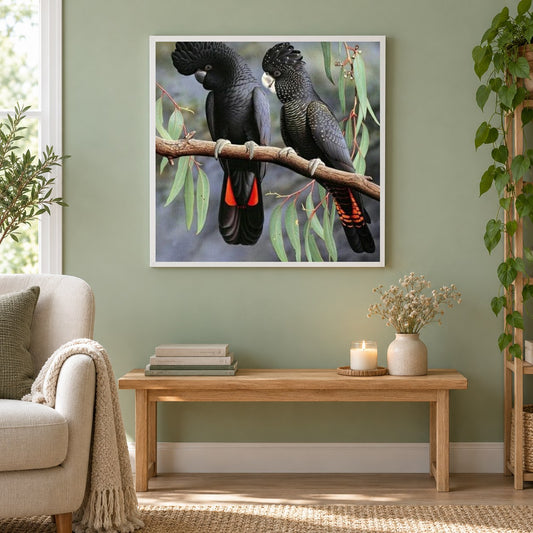 Schwarzes Kakadu-Haustier mit rotem Schwanz als gerahmtes Diamond Painting im Wohnzimmer