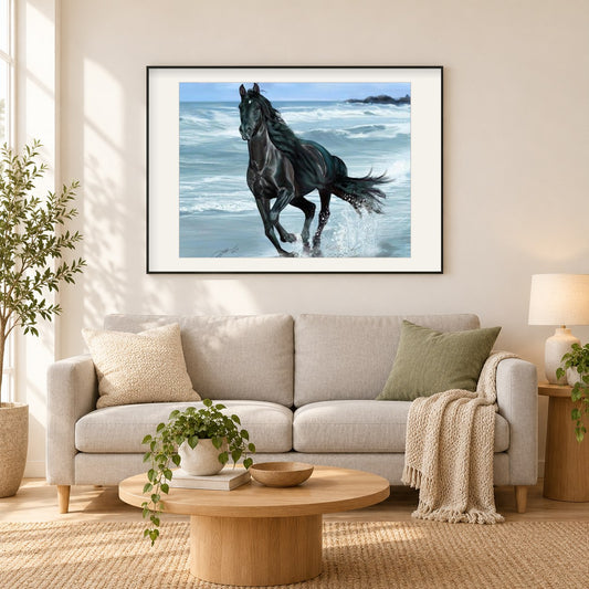 Schwarzes Pferd läuft im Wasser als gerahmtes Diamond Painting im Wohnzimmer