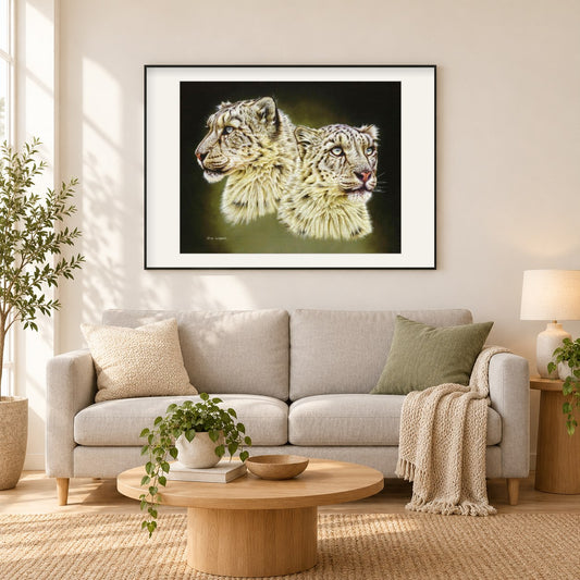 Schneeleoparden - Kunst des Eric Wilson als gerahmtes Diamond Painting im Wohnzimmer
