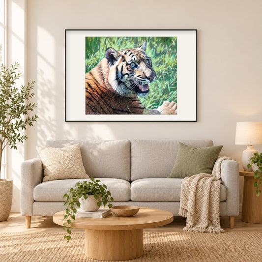 Sumatra-Tigerjunges - Kunst des Eric Wilson als gerahmtes Diamond Painting im Wohnzimmer