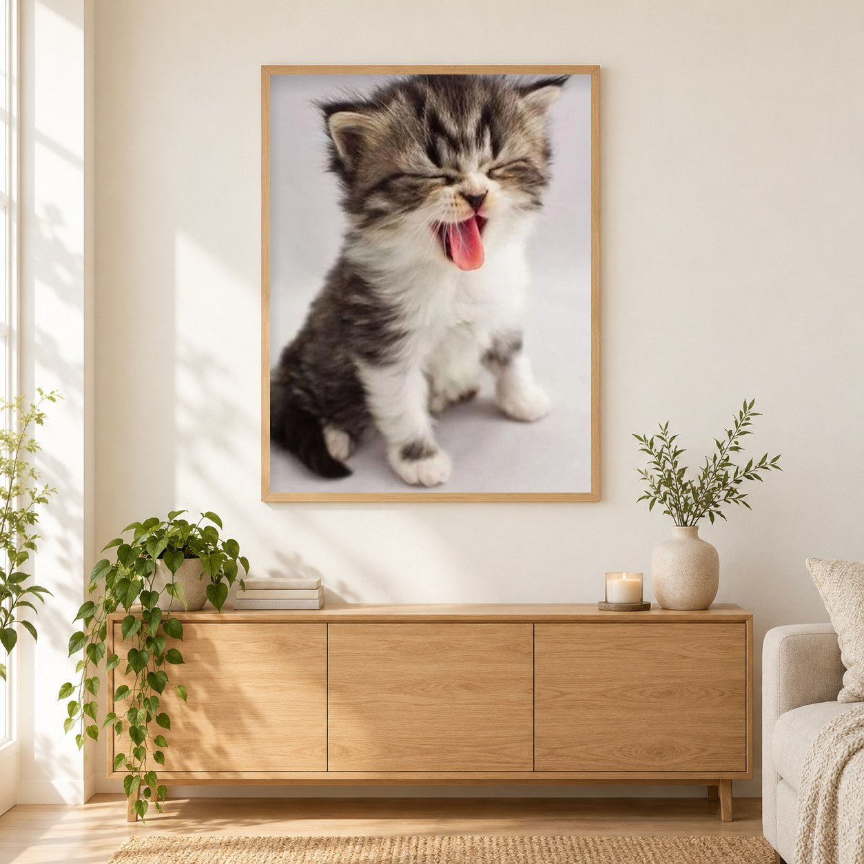 Süßes Kätzchen Gähnen als gerahmtes Diamond Painting im Wohnzimmer