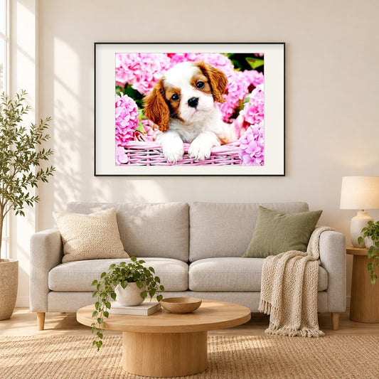 Welpe im Blumenkorb als gerahmtes Diamond Painting im Wohnzimmer