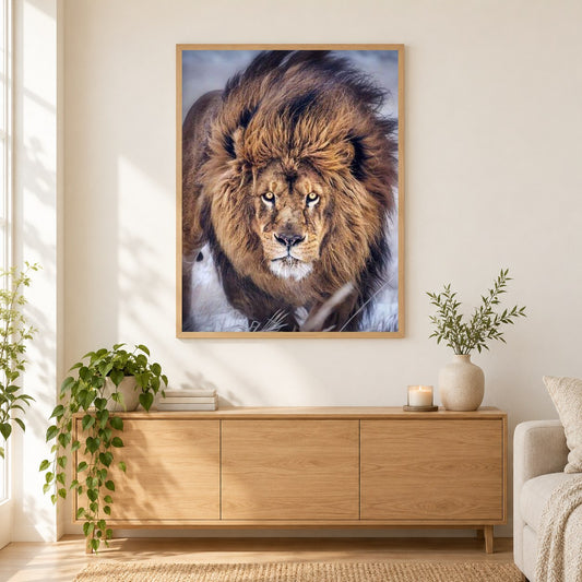Wütender Löwe als gerahmtes Diamond Painting im Wohnzimmer
