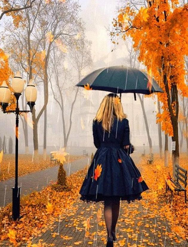 Mädchen auf regnerischer Herbststraße - Diamond Painting